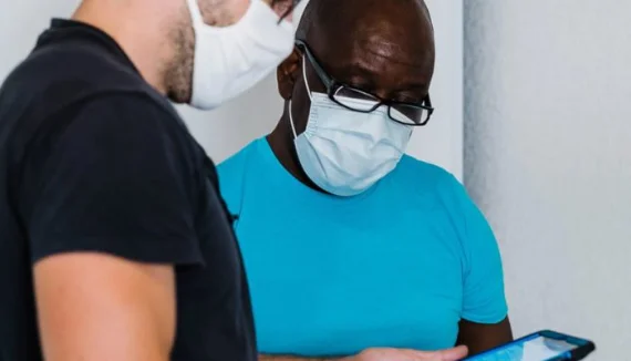 Un livreur-monteur de Li.mon accompagne le client après l'installation de son appareil électronménager