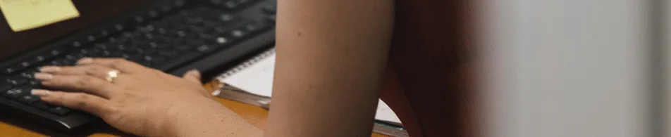 Une main sur un clavier : le SAV fait partie intégrante du logiciel FluidIT