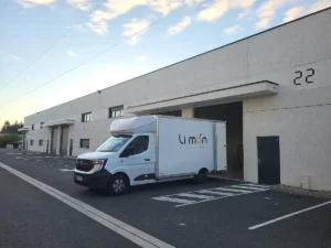 Camion Li.mon de l'établissement d'Arcachon, en attente de chargement