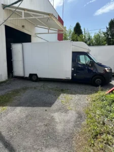 Camions Li.Mon vu de gauche, stationnés derrière le magasin BUT de Saint-Martin-de-Seignanx