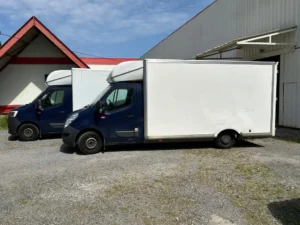 Camions Li.Mon vus de droite, stationnés derrière le magasin BUT de Saint-Martin-de-Seignanx