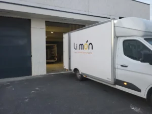 Un camion Li.mon en attente de chargement à Mérignac