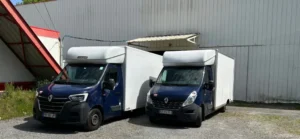 2 camions Li.Mon de trois quart face, stationnés derrière le magasin BUT de Saint-Martin-de-Seignanx