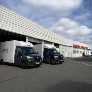 2 camions Li.mon en attente de chargement