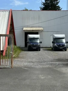 Camions Li.Mon vus de l'extérieur du parking, stationnés derrière le magasin BUT de Saint-Martin-de-Seignanx