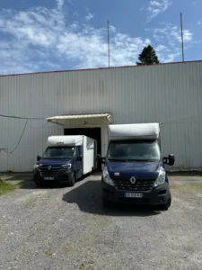Camions Li.Mon vus de face, stationnés derrière le magasin BUT de Saint-Martin-de-Seignanx