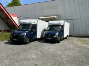 Camions Li.Mon stationnés derrière le magasin BUT de Saint-Martin-de-Seignanx