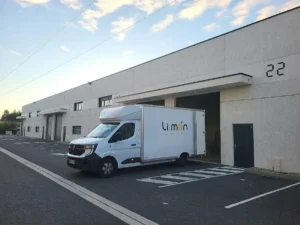 Un camion Li.mon en cours de chargement au dépot de Mérignac