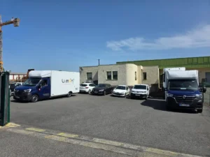 Camions Li.mon de Pau Lescar satationnés sur le parking