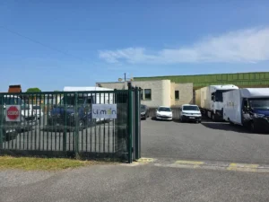 Vue du portail exterieur de Li.mon Pau Lesclar