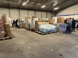 Les livreur-monteurs de Li.mon Mérignac en plein chargement des marchandises qu'ils vont livrer aux client de l'ouest Bordelais